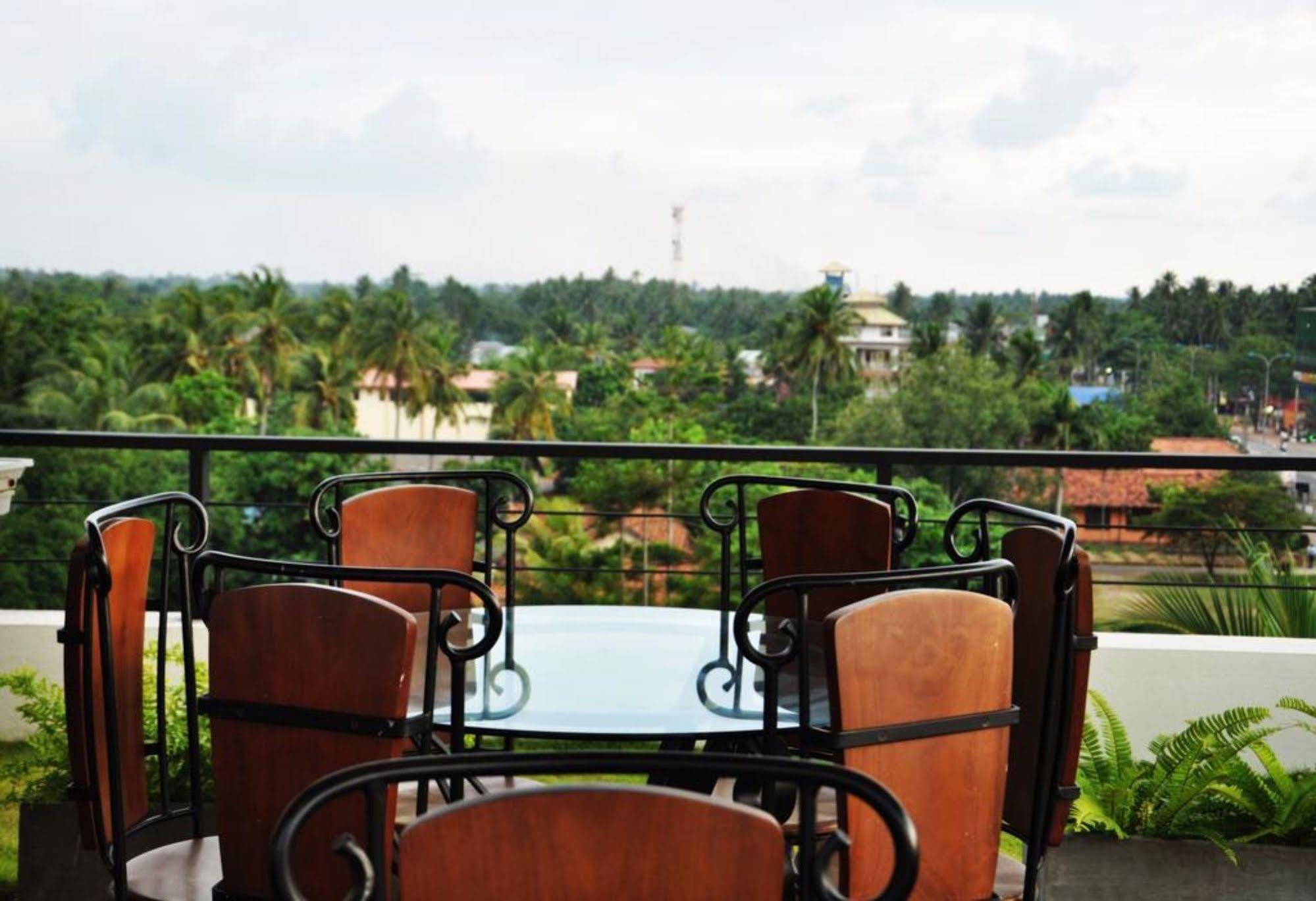 Cockpit Airport Reach Hotel Katunayaka Bagian luar foto